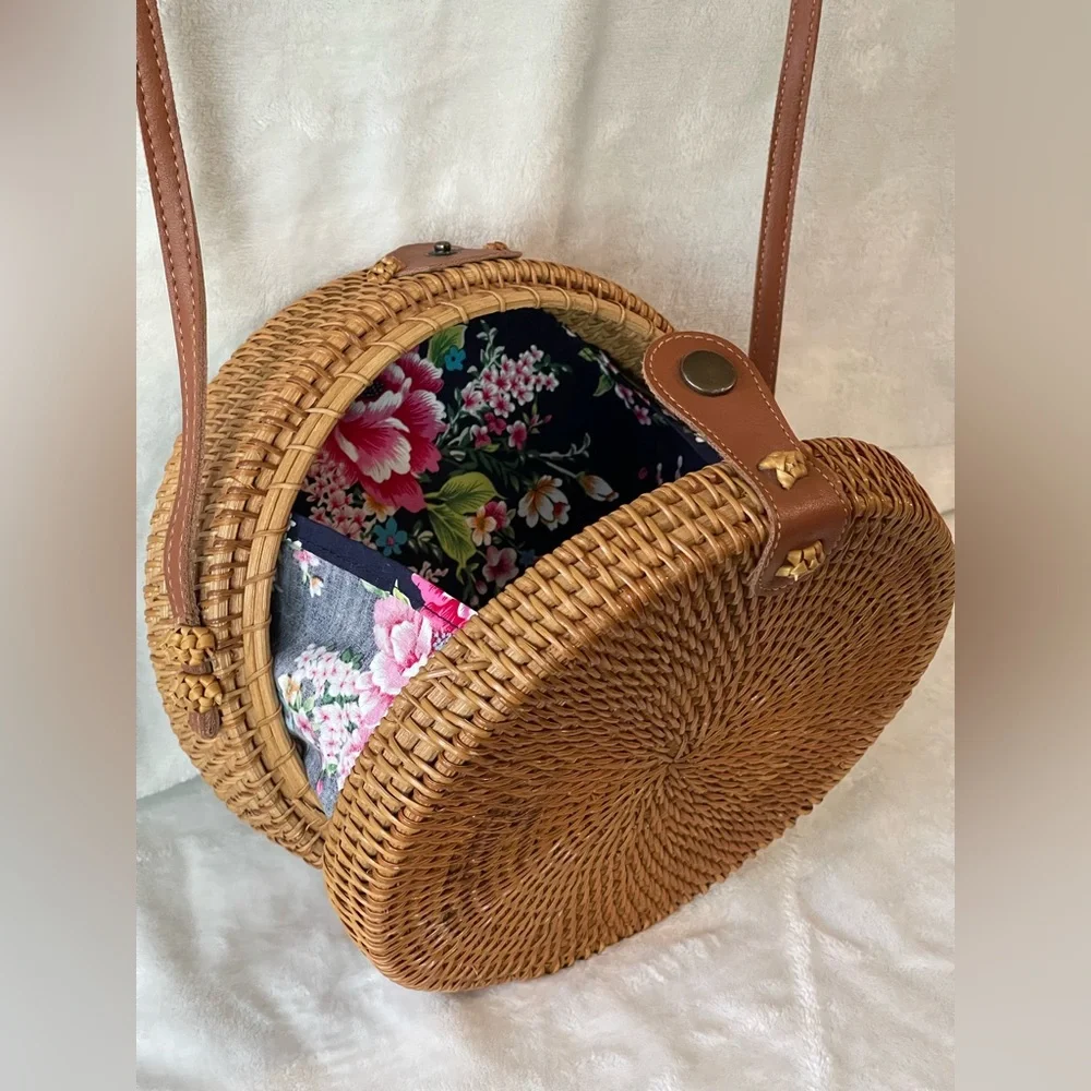 Summer handwoven Rattan circle purse crossbody boho fun and super cute beach - Picture 5 of 13